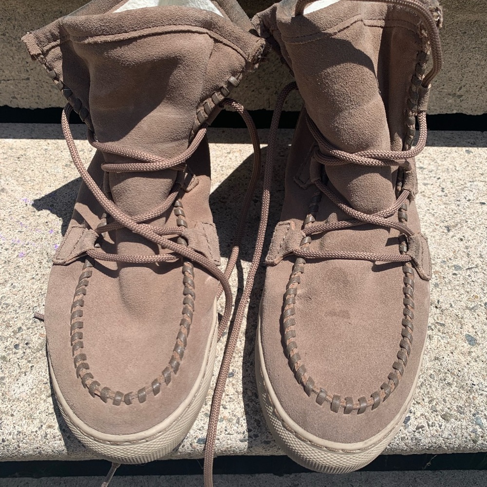 Size 9 women waterproof cougar brand weather proof suede  boots